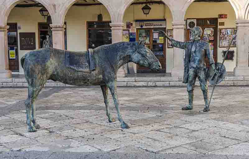 Ciudad Real - Villanueva de los Infantes 11 - plaza Mayor y monumento al Quijote.jpg